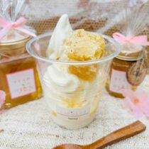 さくらはちみつ巣蜜入りソフトクリーム大好評販売中